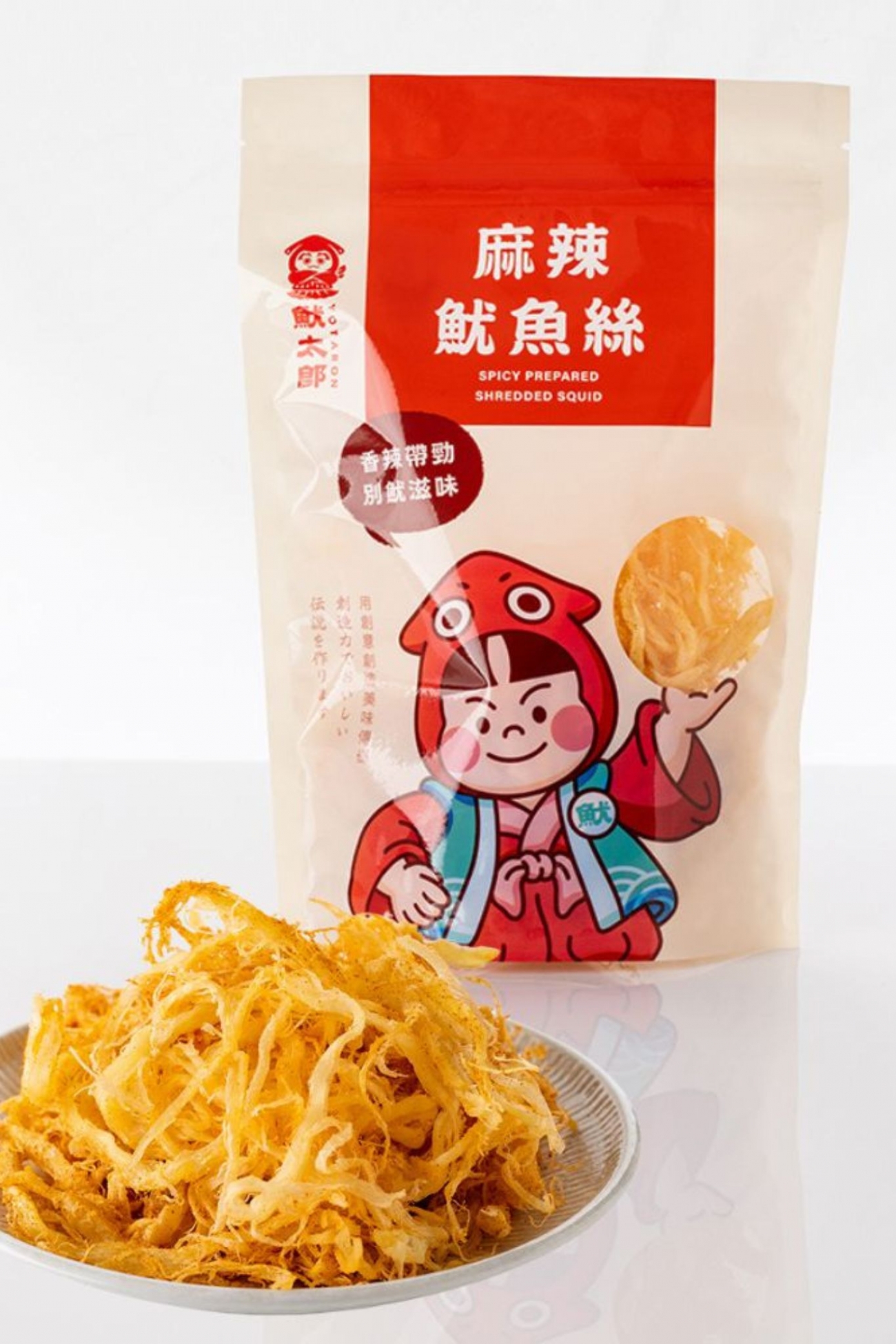 麻辣魷魚絲 白底包裝食品照 台灣伴手禮推薦高雄必買點心零嘴送禮辦公室團購出遊野餐聚會.jpg